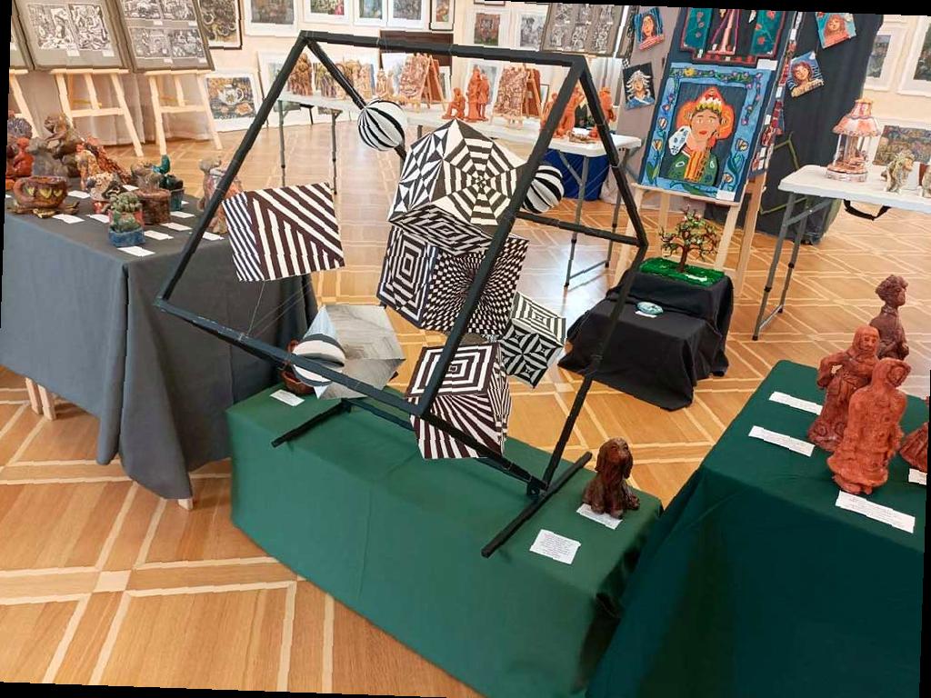 «Весенняя палитра»: выставка работ юных художников в Сочи