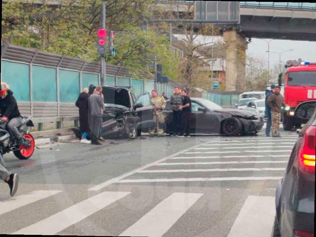 Два автомобиля столкнулись в центре Сочи