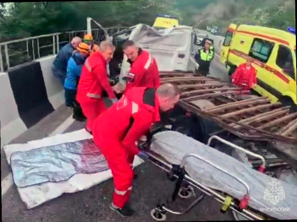 На Мамайском перевале в Сочи спасатели помогли водителю «Газели», попавшему в аварию