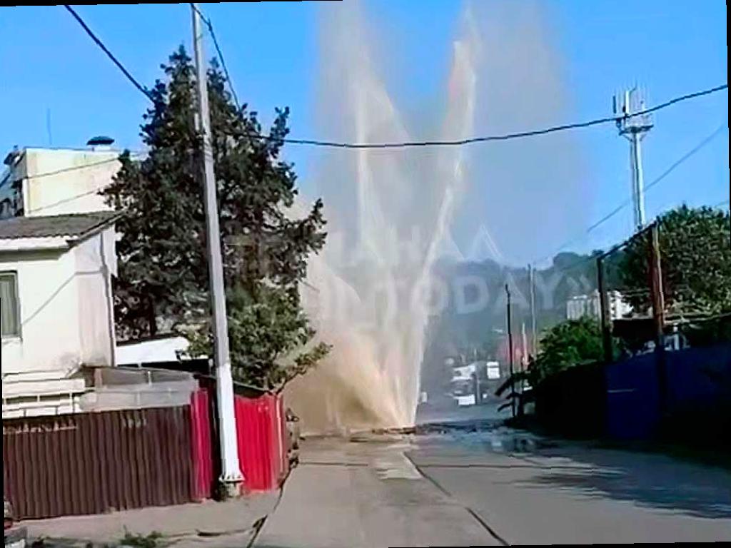 В Сочи на улице Искры произошел необычный случай: гигантский фонтан прорвался из-под земли. Свидетели утверждают, что высота фонтана достигала восьмого этажа.