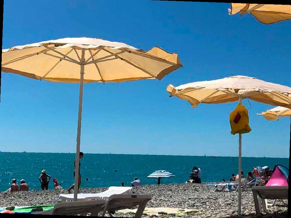 Уроженец Новосибирской области похитил более 30 зонтов на пляжах Хосты