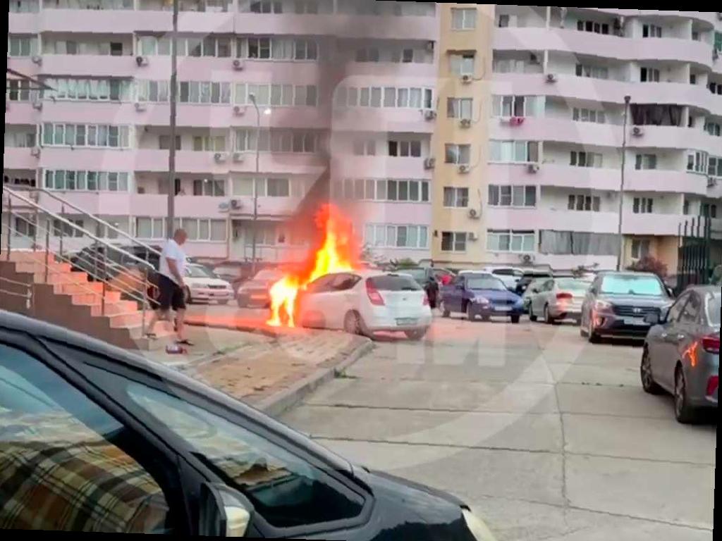 Автомобиль загорелся во дворе дома в Сочи