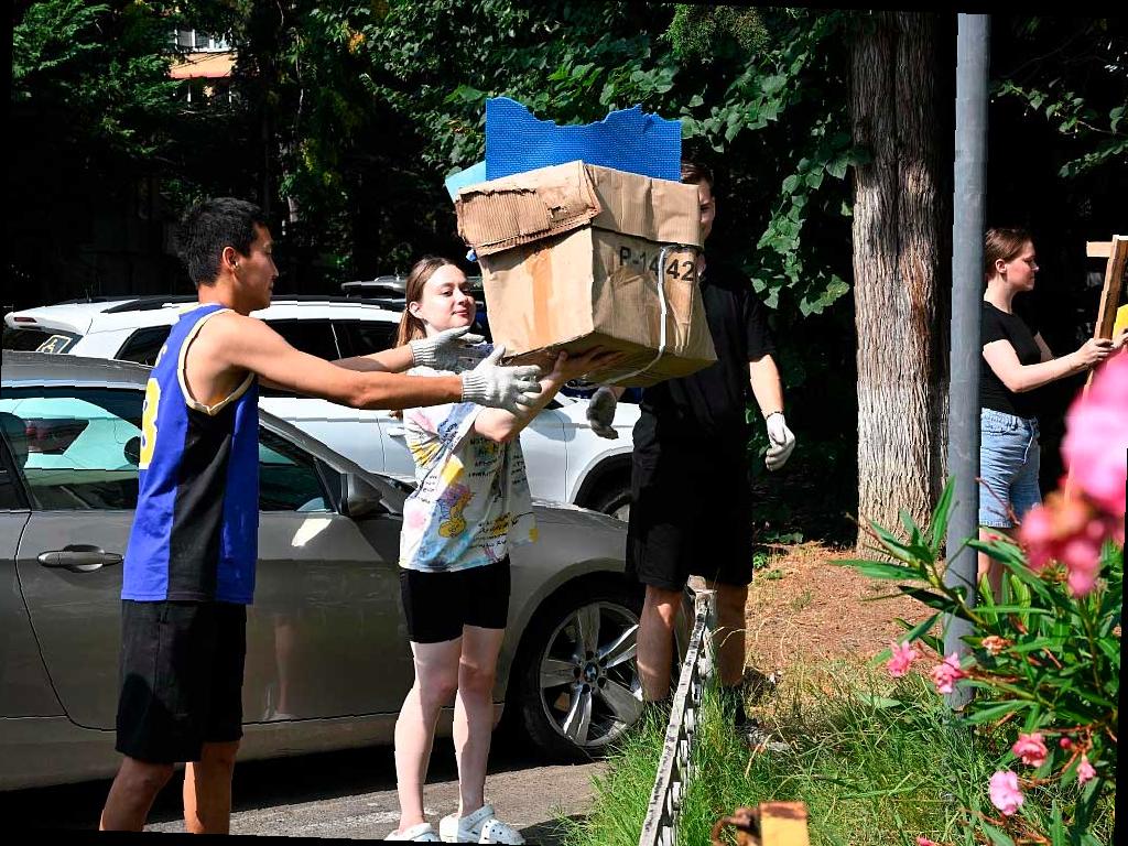Студотряды в Сочи помогают расчищать подвалы