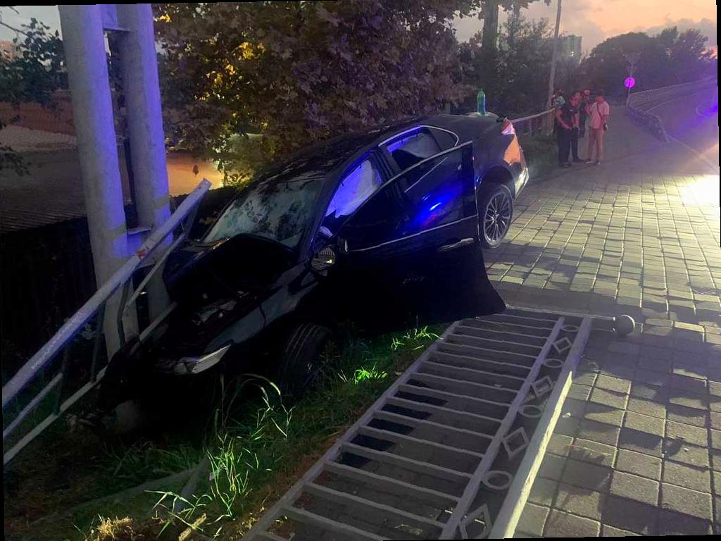 В центре Сочи произошло серьезное ДТП, в результате которого погиб водитель автомобиля Toyota. Инцидент произошел рано утром на улице Конституции. По данным Госавтоинспекции курорта, водитель не справился с управлением, выехал за пределы проезжей части и столкнулся с металлической опорой.