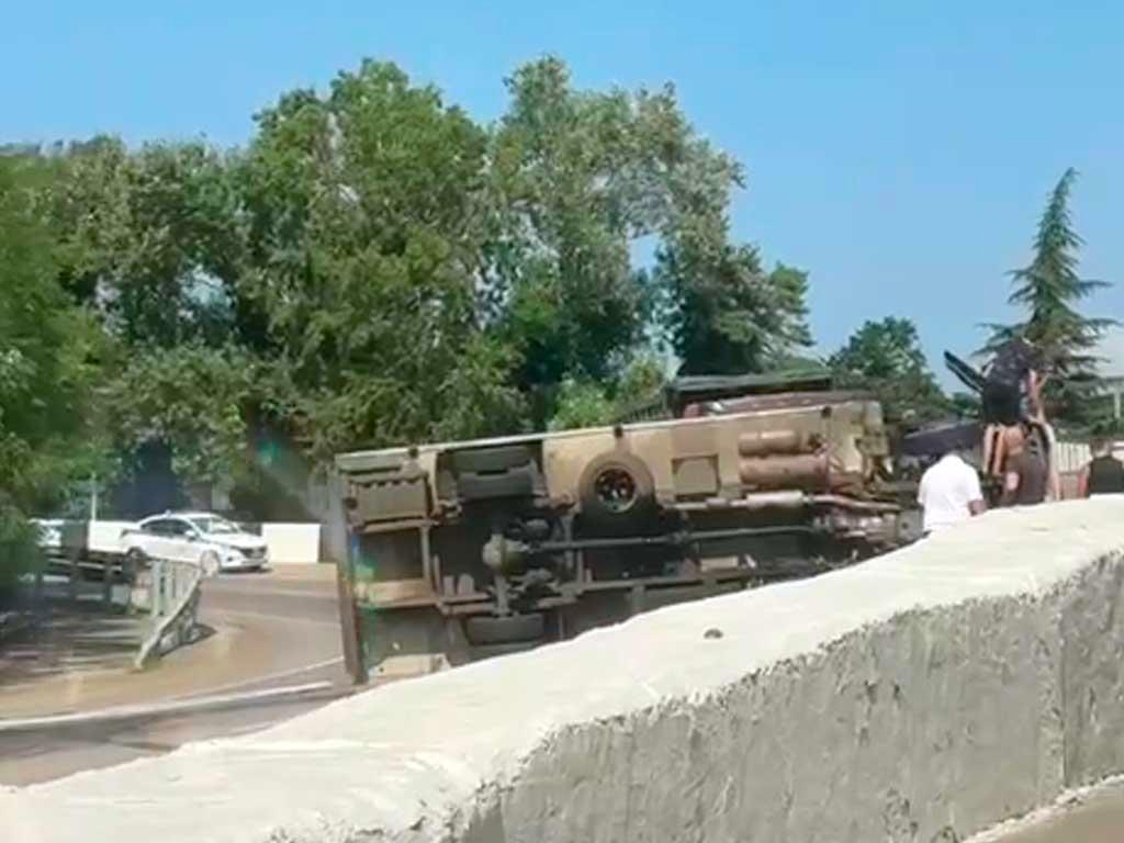Грузовик перевернулся на трассе в Сочи