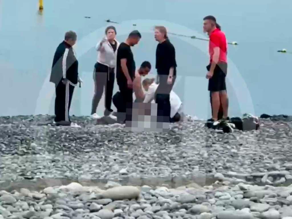 В Сочи обнаружили тело женщины на пляже