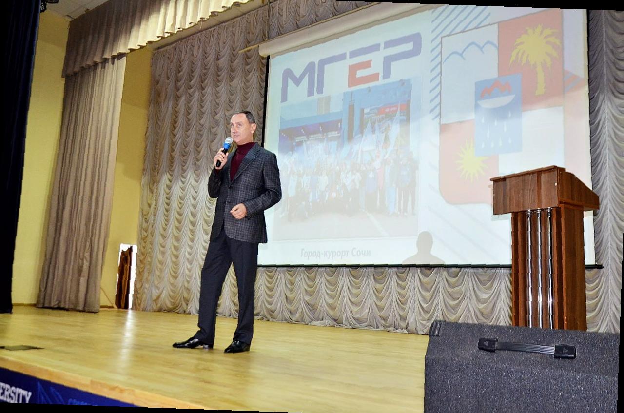 «Виктор Тепляков знакомит студентов с возможностями сотрудничества с ‘Молодой Гвардией'»