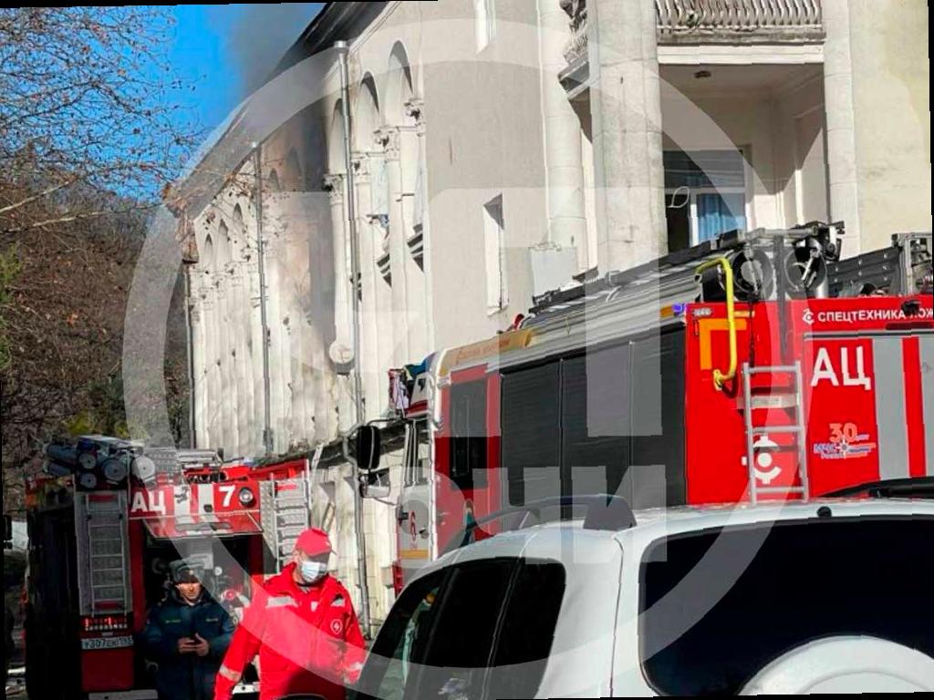 В Сочи спасли двух человек из пожара
