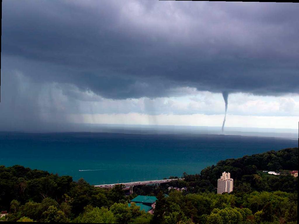 Штормовое предупреждение объявлено в Сочи