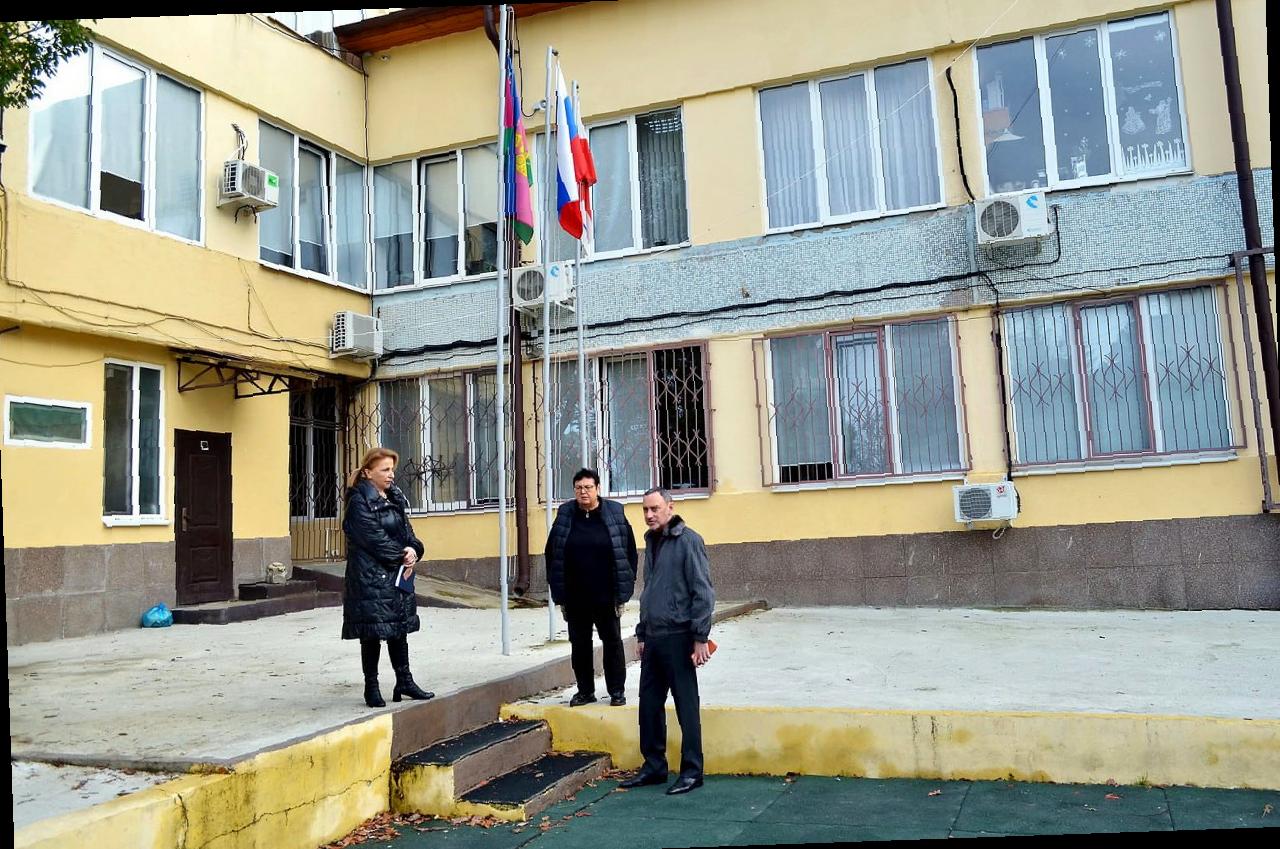 «Виктор Тепляков проверил благоустройство школы № 44 в Сочи»