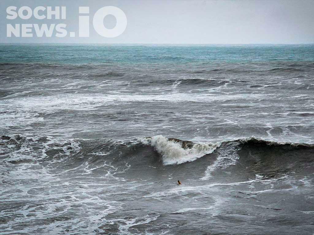 Шторм в Сочи: синоптики предупреждают о волнении моря