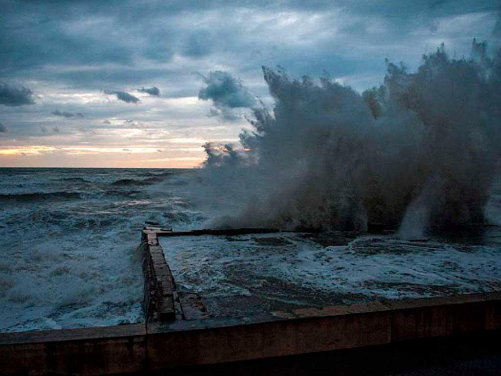 Штормовое предупреждение в Сочи