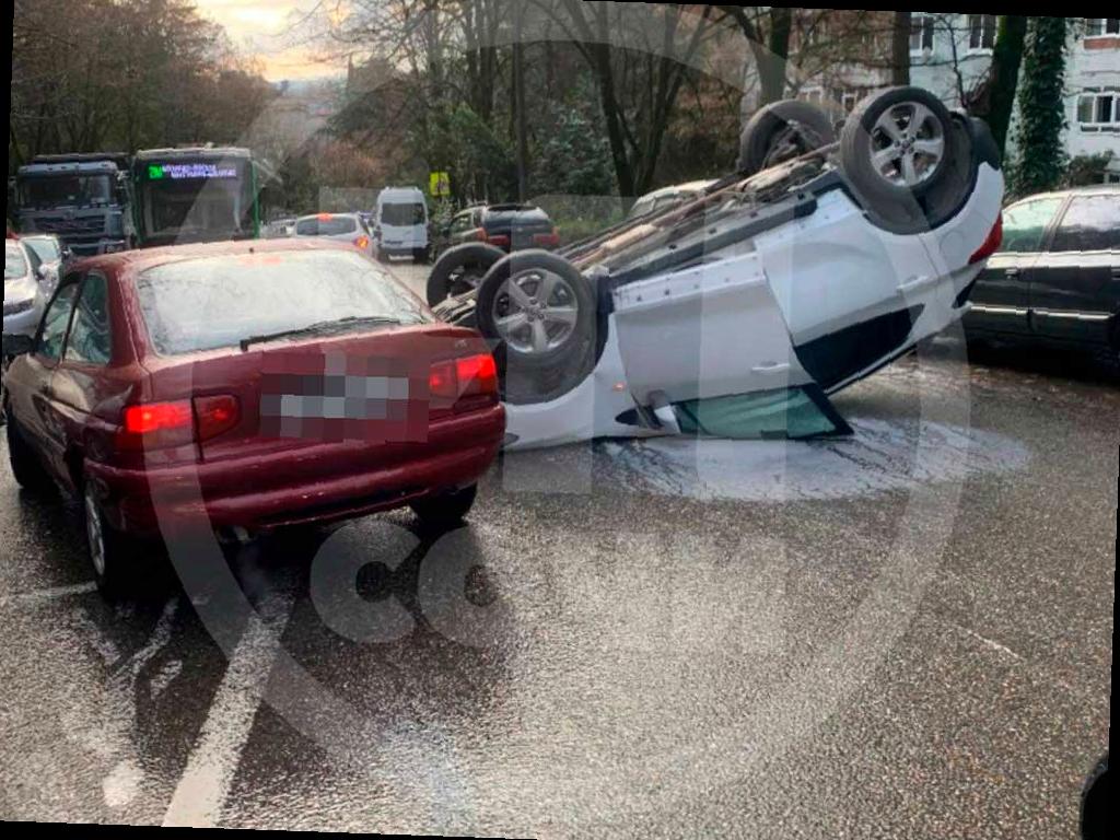 Автомобиль перевернулся в центре Сочи
