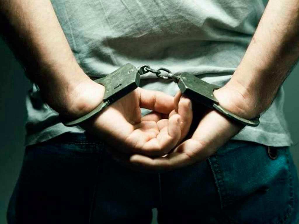 В Сочи в микрорайоне Мамайка произошел необычный инцидент. Ранним утром нетрезвый 40-летний местный житель заметил припаркованный автобус в Теневом переулке. Он опустил стекло водительской двери, проник в салон и похитил планшет и наличные деньги, причинив ущерб около 7000 рублей.