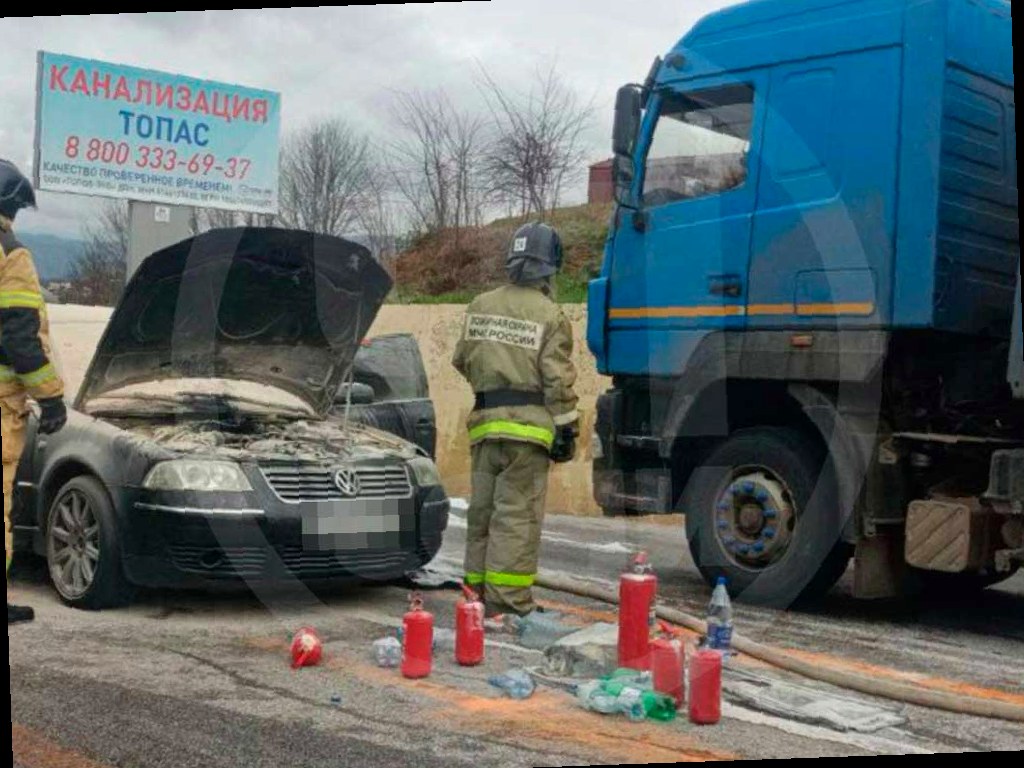 В Сочи на трассе загорелся автомобиль