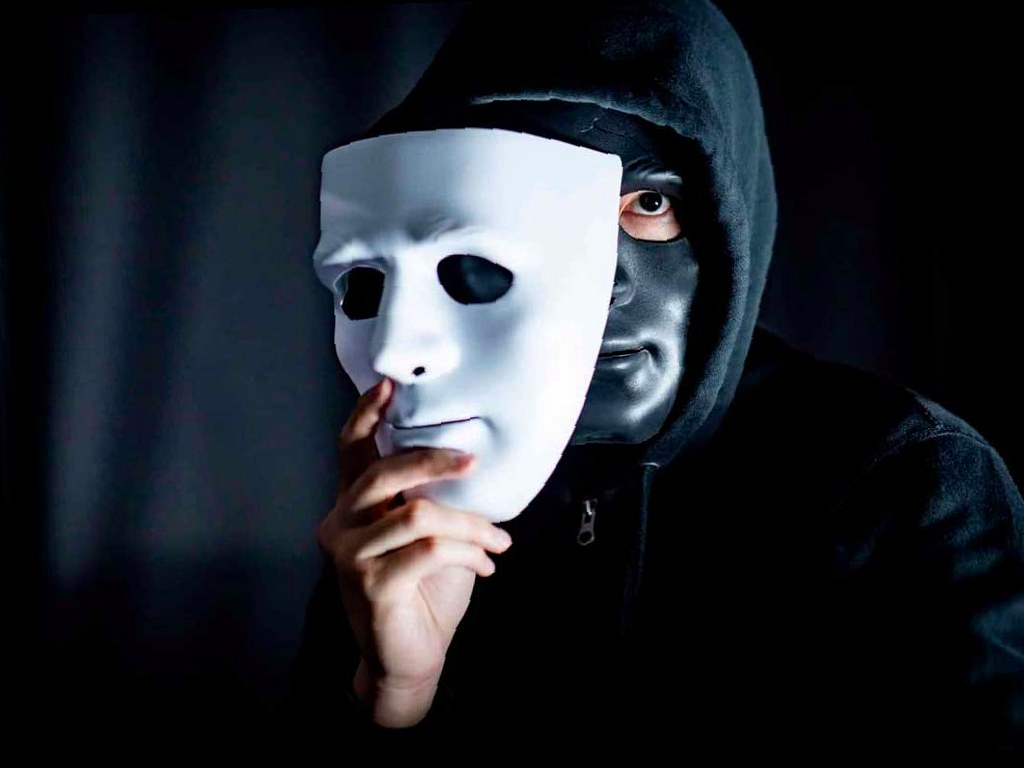 Новая схема обмана: мошенники выдают себя за налоговую и выманивают СМ