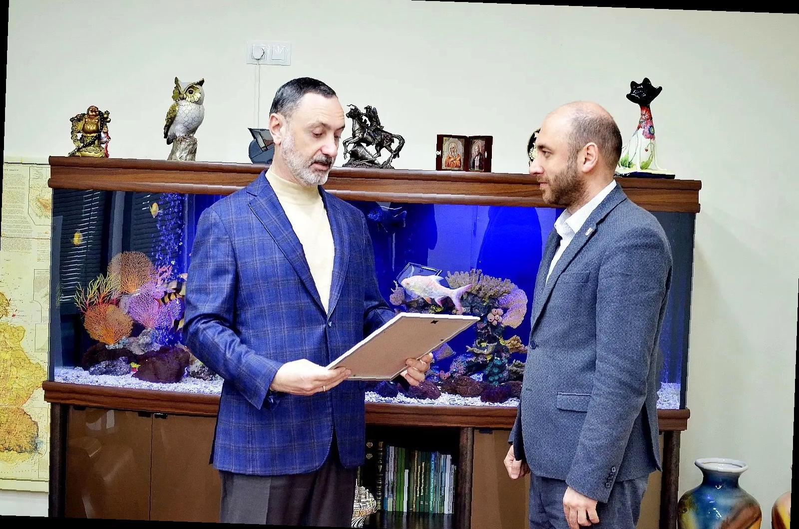 «Виктор Тепляков наградил лучших специалистов Сочи знаками отличия от краевой Думы»