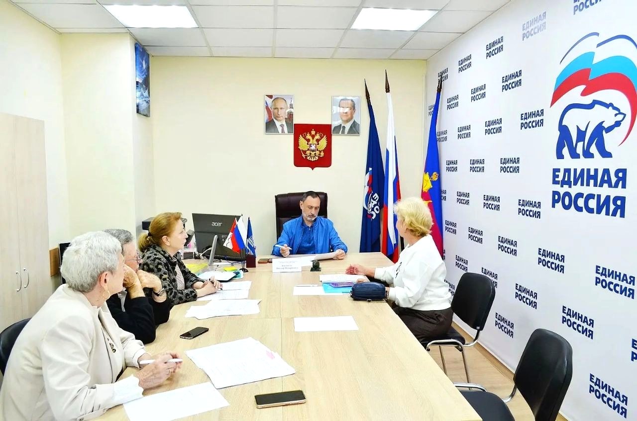 Депутат ЗСК Виктор Тепляков встретился с жителями Сочи в приёмной ЕР
