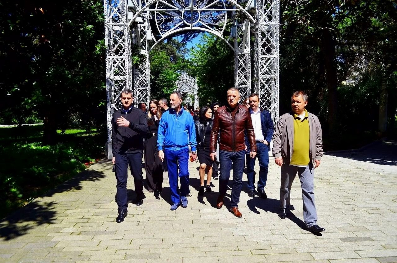 Виктор Тепляков проверил готовность верхней набережной Сочи к сезону