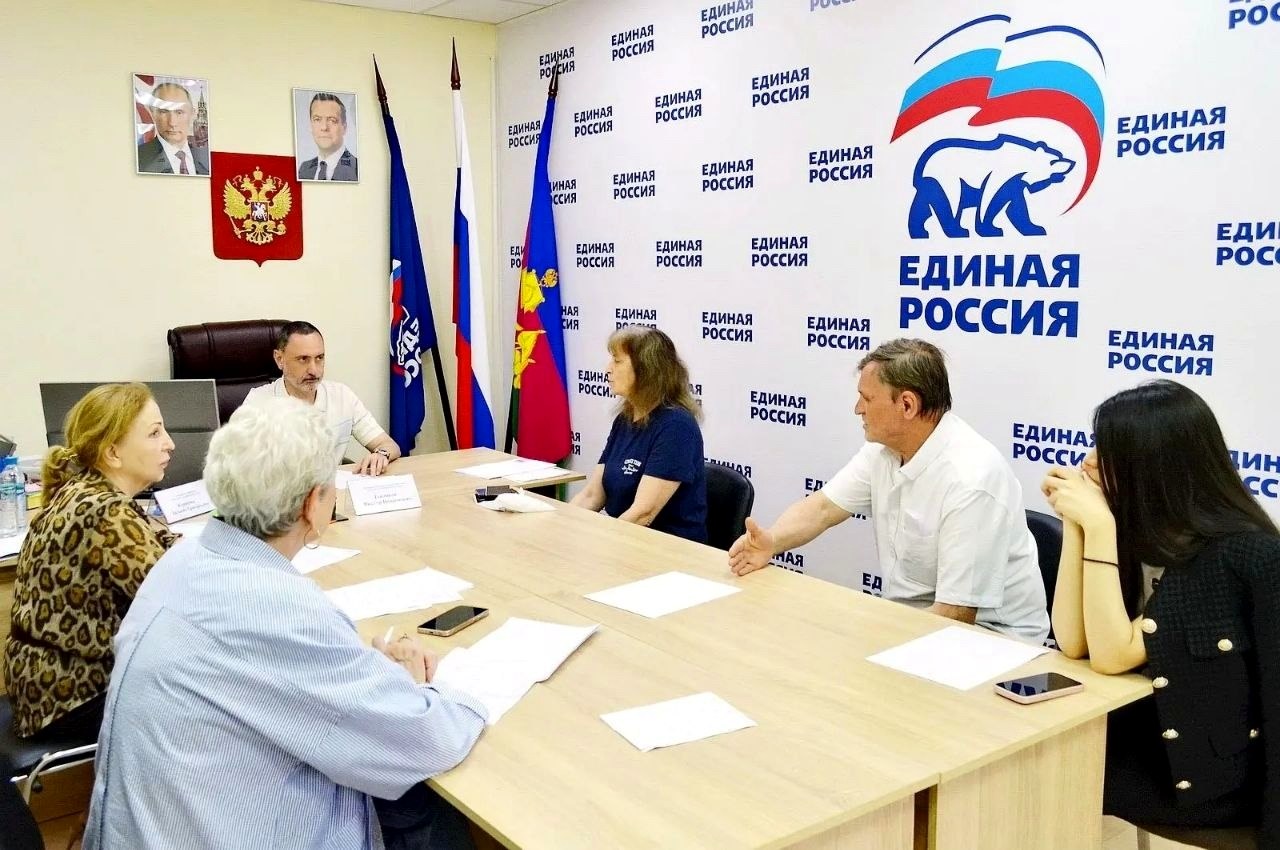 Депутат Законодательного Собрания Виктор Тепляков провел приём граждан в Общественной приёмной