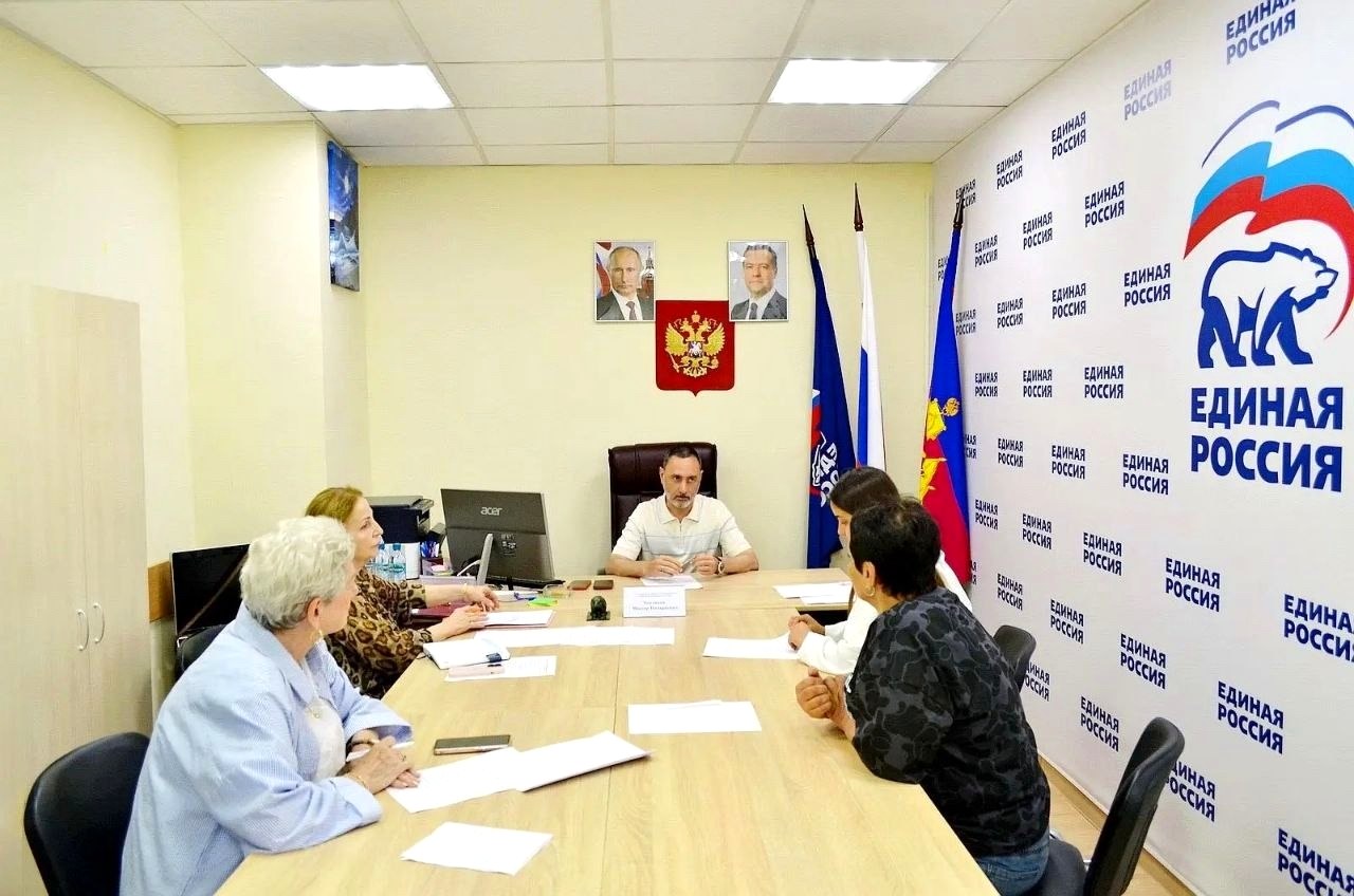 Депутат Законодательного Собрания Виктор Тепляков провел приём граждан в Общественной приёмной