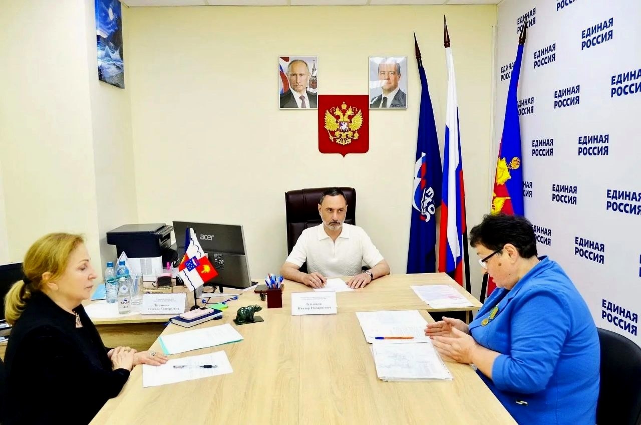 Депутат ЗСК Виктор Тепляков провёл приём граждан в Общественной приёмной ЕР