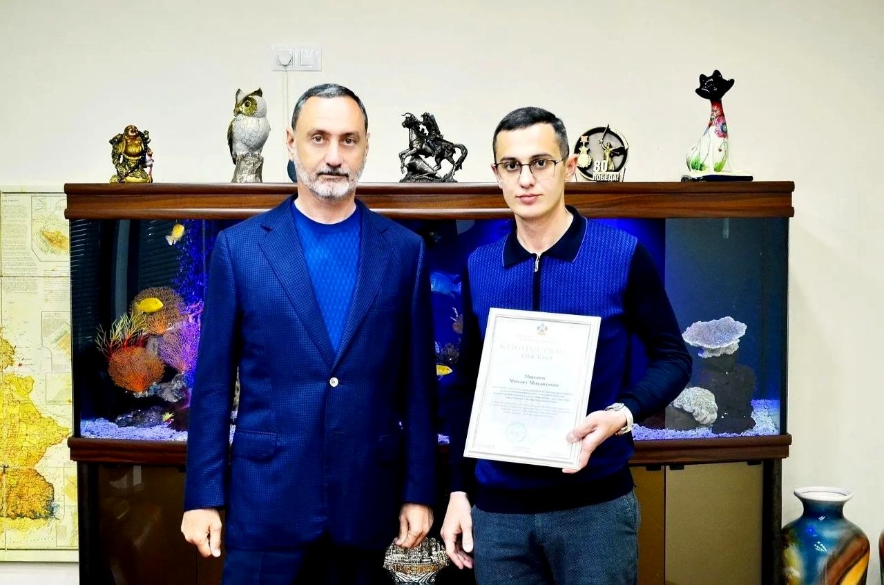 Депутат ЗСК Виктор Тепляков вручил Благодарности специалистам Сочи