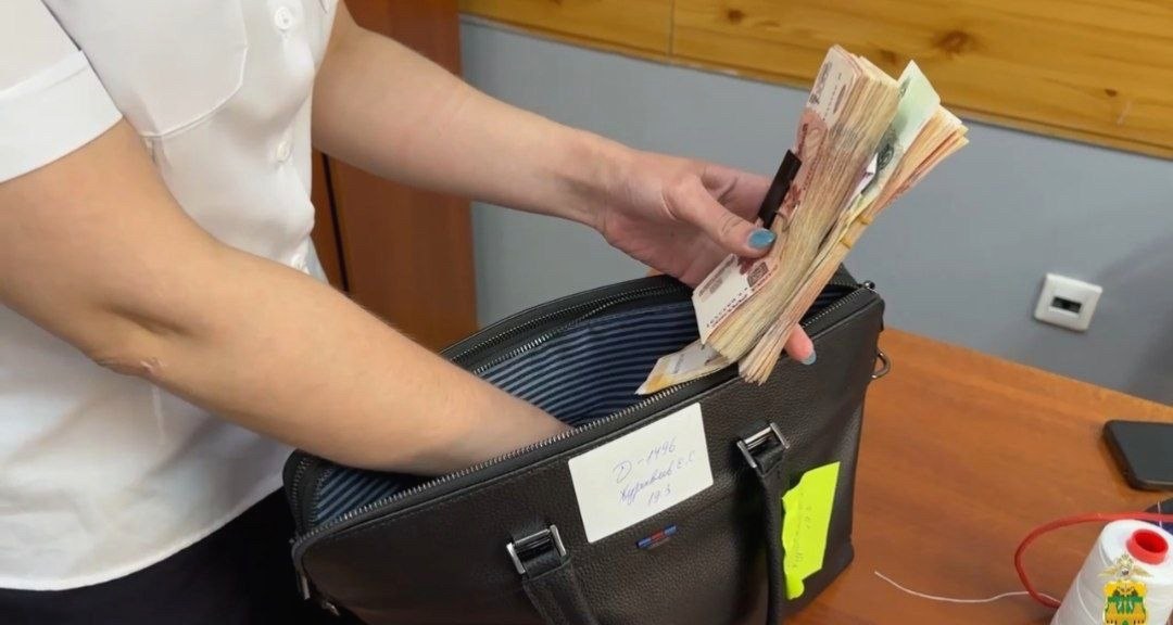 Задержан курьер мошенников в Сочи, пытавшийся обменять 1,8 млн рублей