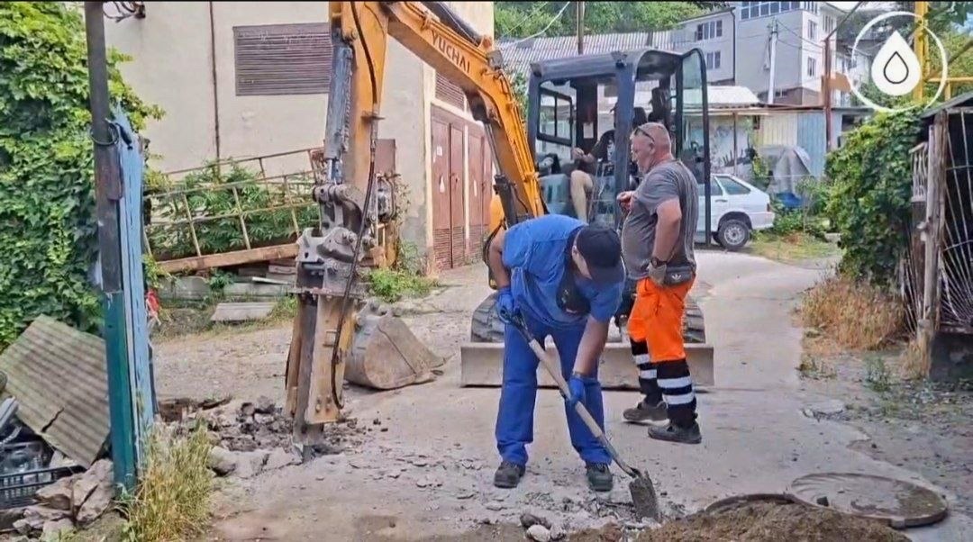 Замена аварийного водопровода на улице Восточная в Сочи