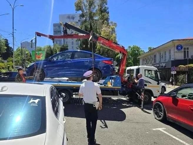 Эвакуация 15 неправильно припаркованных автомобилей в Адлере за полдня