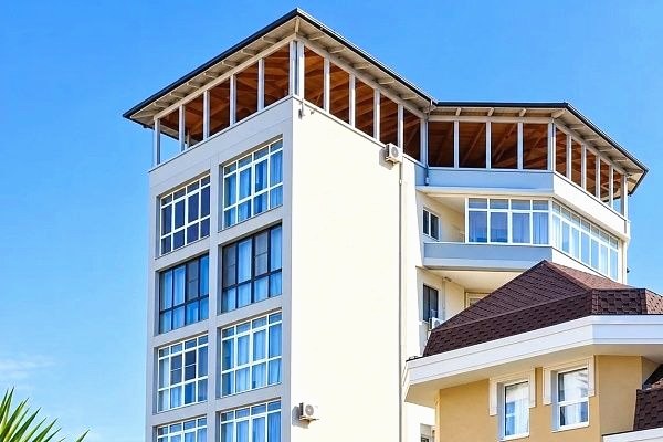 Суд обязал демонтировать незаконный дополнительный этаж на крыше жилого дома в Сочи