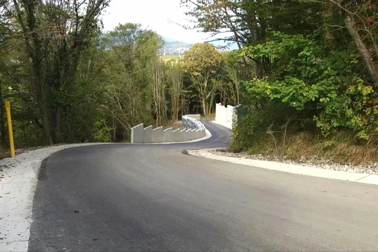 В Сочи завершено восстановление дороги в переулке Васильковом после оползня